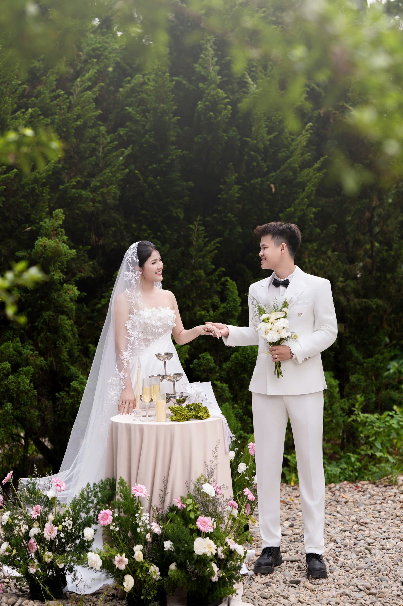 Ảnh cưới ngoài trời Chú rể và Cô dâu